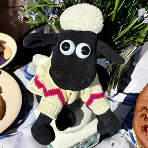 Peluche morbido Shaun la pecora con maglione 28 cm seduto Wallace & Gromit anni 90 ottime condizioni - Foto 1 di 10