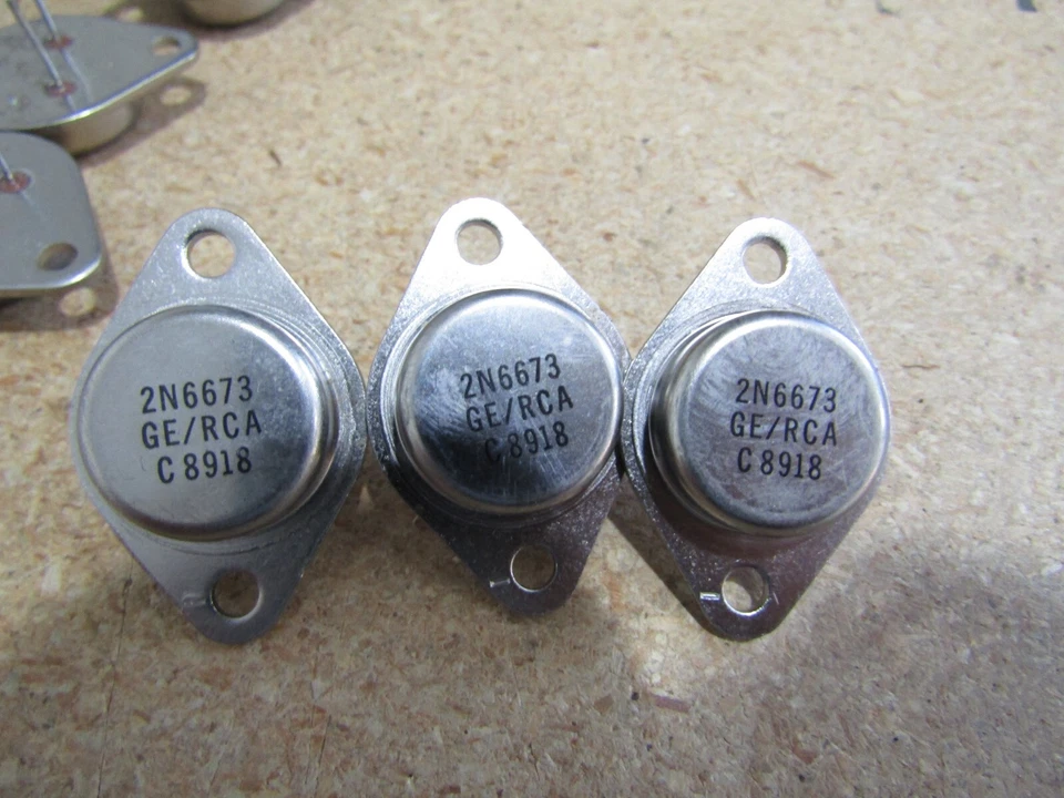 Lot of 300) 2N6673 Solid State Device T03 Case NOS - Image 1 of 4