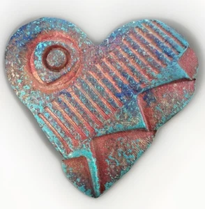 Broche de cerámica artesanal colorido rojo azul 2” corazón texturizado arcilla cerámica - Imagen 1 de 5