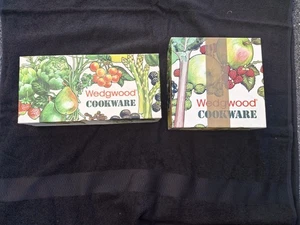 Wedgewood 4er Set Auflaufförmchen und eine Souffleschale Made In England, Originalkartons - Bild 1 von 24