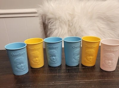 Tazas de plástico Gerber vintage tamaño pequeño 3" moldeadas 3 azules 2 amarillas 1 rosa claro Foto 1 de 3