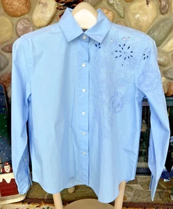 FREE ASSEMBLY LADIES POISHED BLUE 100% COTTON EMBROIDERED & CUT-OUT SHIRT SZ 0-2 - Picture 1 of 16
