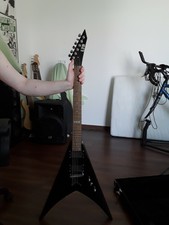 LTD Flying V-50 6 Saiter E-Gitarre Schwarz mit EMG HZ Tonabnehmer und ESP Koffer