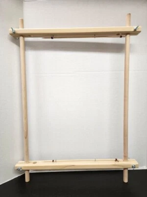 Pequeño tapiz de punto de aguja para tejer de mesa ¿Telar de madera? Foto 1 de 4