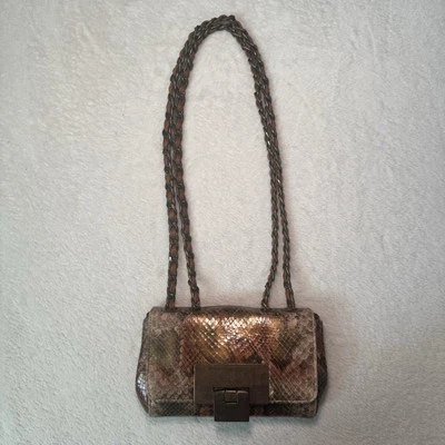 Mini bolso bandolera Stuart Weitzman piel de serpiente pitón con correa de cadena Foto 1 de 4