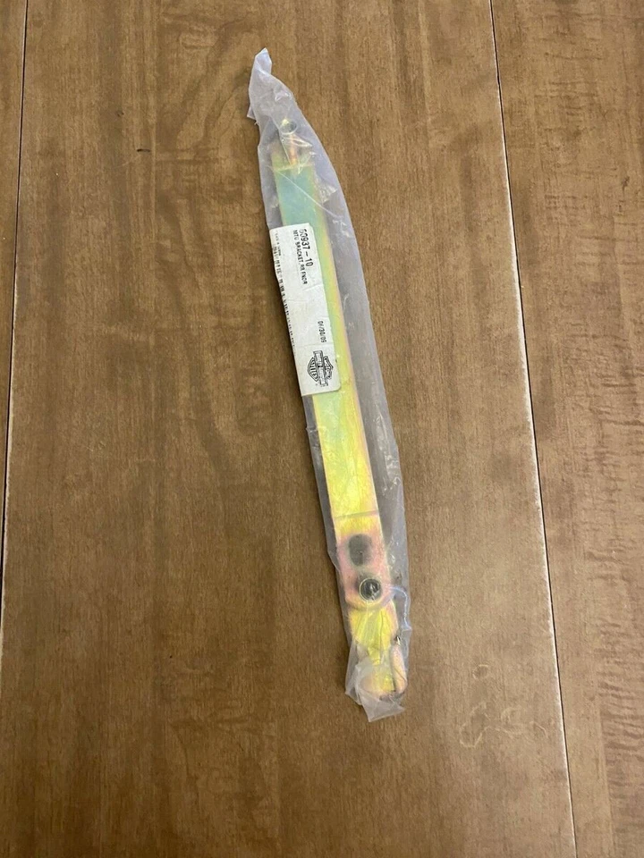 Suporte de montagem para-lama traseiro direito Harley Davidson Touring 2010-2013 60937-10 - Imagem 1 de 4