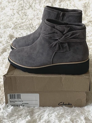 NUEVO EN CAJA Para Mujer Clarks SHARON SALON GRIS GAMUZA BOTINES con Arco - Talla 8.5W Foto 1 de 4