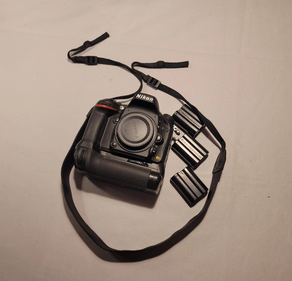 Отличный корпус цифрового однообъективного зеркального фотоаппарата NIKON D600 с 3 батареями плюс зарядные устройства - Изображение 1 из 1