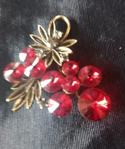 Brosche weiß rot Rivoli Trauben - Bild 1 von 3