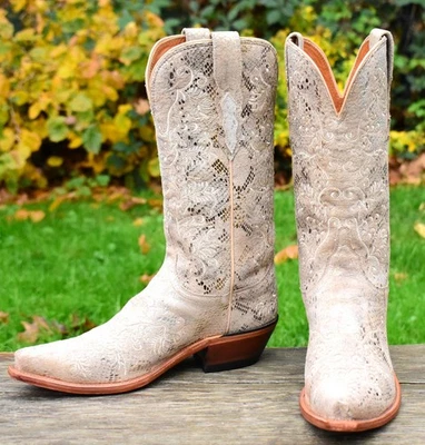 Usado en Excelente Condición Lucchese 7.5C Gamuza Piedra Pitón Serpiente Estampado Vaquero Occidental Vaquera Boda Foto 1 de 4
