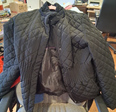 CHAQUETA CALVIN KLEIN INVIERNO NEGRA CON 2 BOLSILLOS, MANGAS MEDIANAS 22", 100% POLIÉSTER Foto 1 de 4