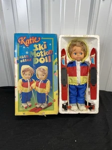 Vintage Katie Ski Motion Puppe mit Rollerpilz Seng FS 7905 blond Skifahrer NRFB - Bild 1 von 6