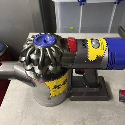 Dyson V7 Absolute Cordless Vacuum Cleaner Hoover - Image 1 of 4