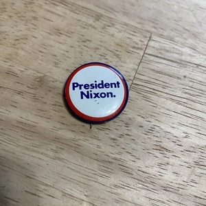 VINTAGE blau und rot 1968 Präsident Nixon PIN PINBACK Kampagne Pin - Bild 1 von 4