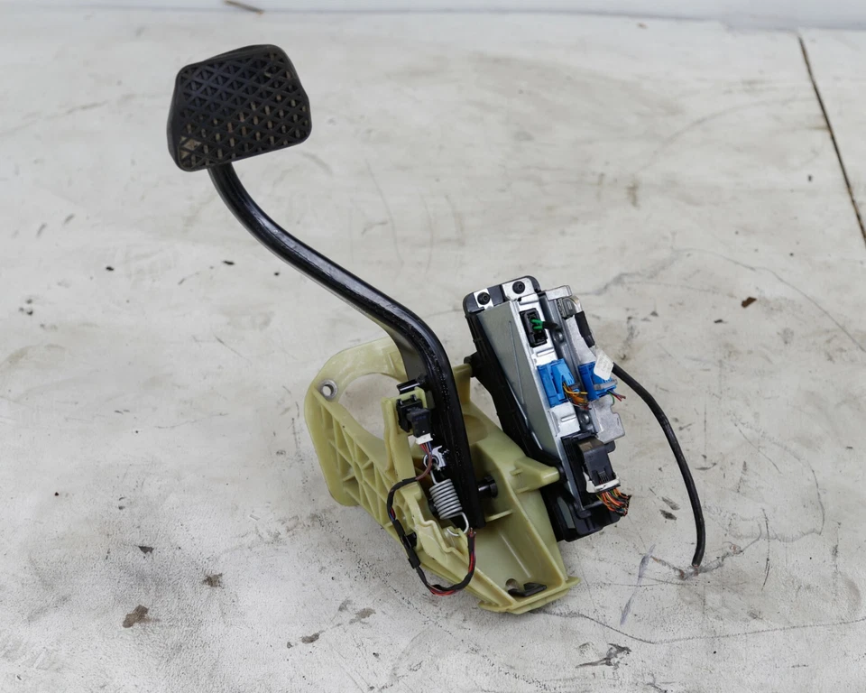 2009-2015 BMW 750i 750Li F01 Brake Pedal Assembly W/ Sensor Black OEM - Image 1 of 1