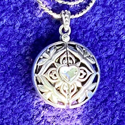 COLLAR MEDALLÓN MENSAJE OCULTO CRISTAL SWAROVSKI CORAZÓN ANDALUCIA BRIGHTON EN MUY BUENA CONDICIÓN+✨DIFÍCIL DE ENCONTRAR Foto 1 de 4