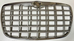 2005-2010 Chrysler 300 Stock Grille Front Bumper Grill OEM 04805926AA - Foto 1 di 7