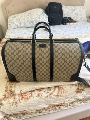  Gucci’s GG Supreme lona con correa para el hombro Foto 1 de 3
