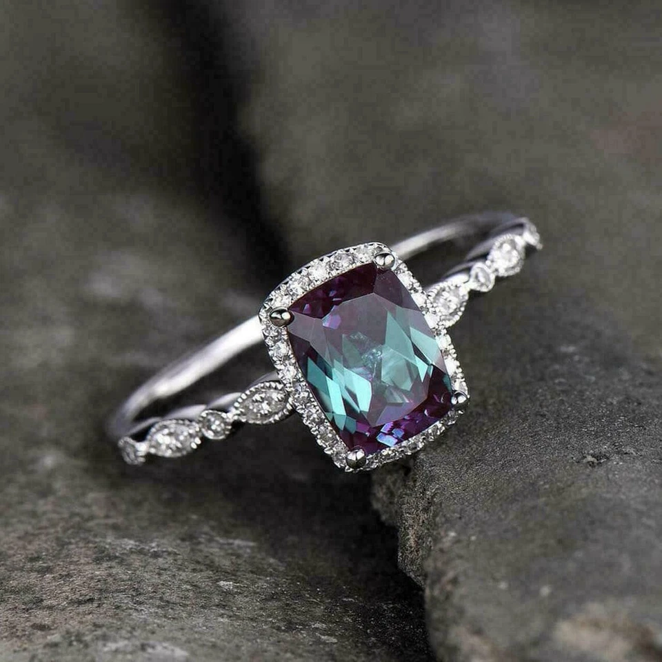 Anillo de compromiso para mujer con halo de alejandrita corte cojín de 2 quilates acabado en oro blanco de 14 quilates Foto 1 de 4