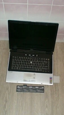 Ordinateur PC Portable FUJITSU SIEMENS Amilo M1425 - Windows XP Pour Pièces 20V - Image 1 of 4