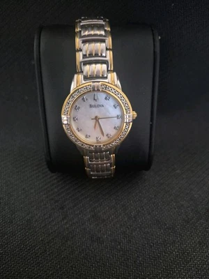 Bulova Damen Armbanduhr  Perlmutt Zifferblatt Mit Diamantindizes - Bild 1 von 2