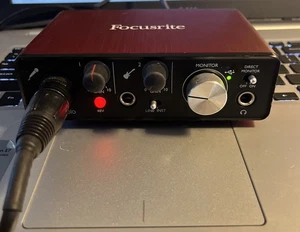 Focusrite Scarlett Solo 2nd Gen Interface + CM25 Studio Mic Bundle USB - Picture 1 of 22