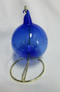 Vintage Kobaltblau Mundgeblasen Glas Floral Geätzt Weihnachtsschmuck + Ständer - Bild 1 von 6