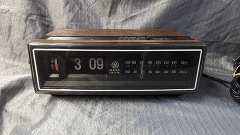 Vtg 1984 General Electric GE Flip Clock Radio Alarm Clock 7-4305F Tested WORKING Cover