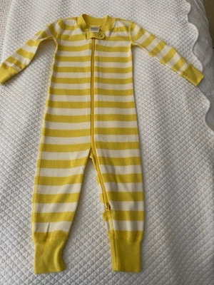 NUEVO PIJAMA BEBÉ HANNA DIFFERENTSON TALLA 12-18 MOS RAYAS AMARILLAS Y BLANCAS  Foto 1 de 4