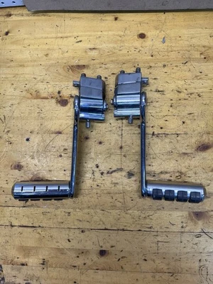 Clavijas de pasajero ajustables Kuryakyn 7926 Harley-Davidson Foto 1 de 4