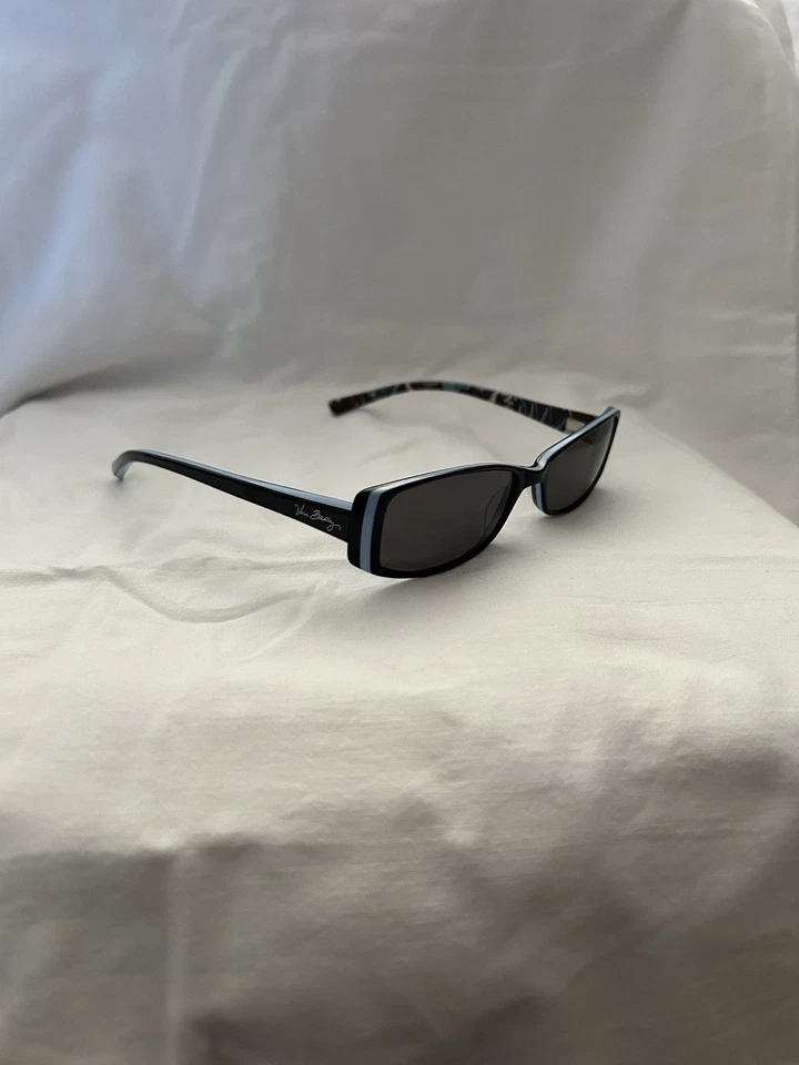 Gafas de sol Vera Bradley negras/azul claro con templos estampados Foto 1 de 4