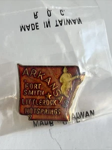 Vintage Arkansas Fort Smith Little Rock Capital State Shaped Hat Lapel Pin - Picture 1 of 5