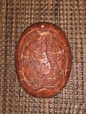 复古中国雕刻红珊瑚龙智慧吊坠 39 毫米 X 30 毫米 — 第 1/4 张图片