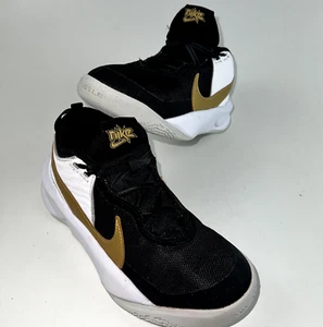 Size 4.5Y (GS) - Nike Team Hustle DX Low Black Metallic Gold - Picture 1 of 14