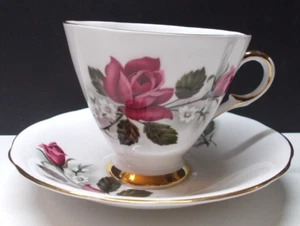 Taza de té y platillo vintage Royal Victoria Bone China adorno dorado y rosas Inglaterra - Imagen 1 de 9