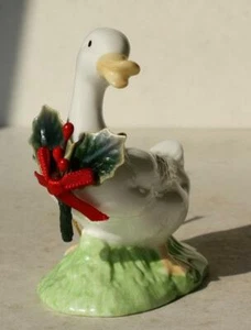 Estatuilla de pato Enesco Navidad acebo cerámica porcelana pintada a mano --- - Imagen 1 de 1