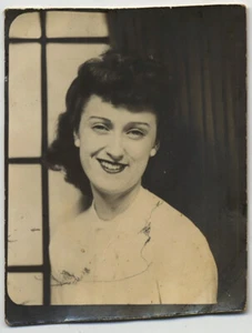 HÜBSCHE FRAU mit STRAHLENDEM LÄCHELN in INTERESSANTER FOTOKABINE FENSTER & VORHANGKULISSE - Bild 1 von 1