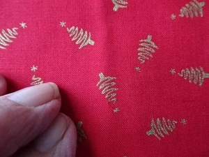 Tessuto trapuntato cotone 1 yd-JoAnn--Natale/Vacanze-Alberi metallizzati oro-rosso BG - Foto 1 di 5