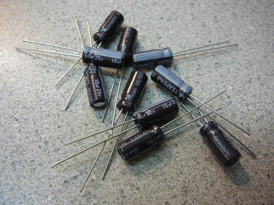 Condensador electrolítico radial TEAPO SEK100M025ST SEK 10uF 25V 20% NUEVO Cantidad 100 Foto 1 de 1