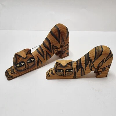 2 gatos esculpidos em madeira com alongamento arte popular rural primitiva malhada - Imagem 1 de 4