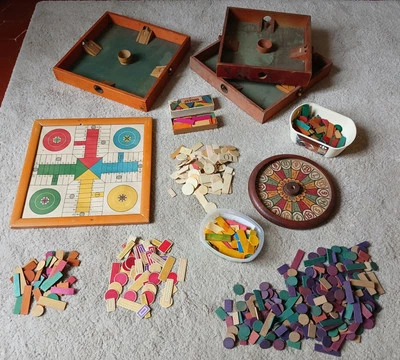 Lot jouet ancien en Bois Jeu Plateau Vintage Jeu Puces Loterie Jetons Bois Os - Photo 1/4
