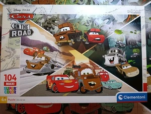 CLEMENTONI PUZZLE 104 PEZZI MAXI SUPER COLOR CARS SCENE 23774 - Foto 1 di 6