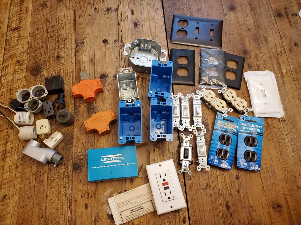 LOTE DE 34 ENCHUFES ELÉCTRICOS Adaptadores LEVITON Eagle Algunos Nuevos Medio De Colección Foto 1 de 4