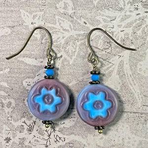 Bronzefarben lila/blau geätzte Blume tschechisches Glas hängende Ohrringe. S345 - Bild 1 von 3