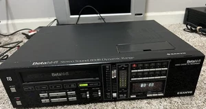 Sanyo Beta Hi-Fi Stereo Betamax - VCR7200 - For Parts Powers On Eats Tapes - Picture 1 of 11