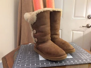 Stivali invernali UGG Australia Bailey Button Triplet 1962 anni / F260151 giovani taglia 5 - Foto 1 di 11