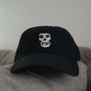 Mütze Kappe purpurrot Geist Unterweltler Totenkopf Horror bestickt Papa - Bild 1 von 4