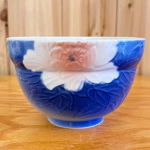 Japanese Mino Yaki Porcelain Relief Chrysanthemum Bowl Blue Pink Footed VTG 5" - Picture 1 of 8