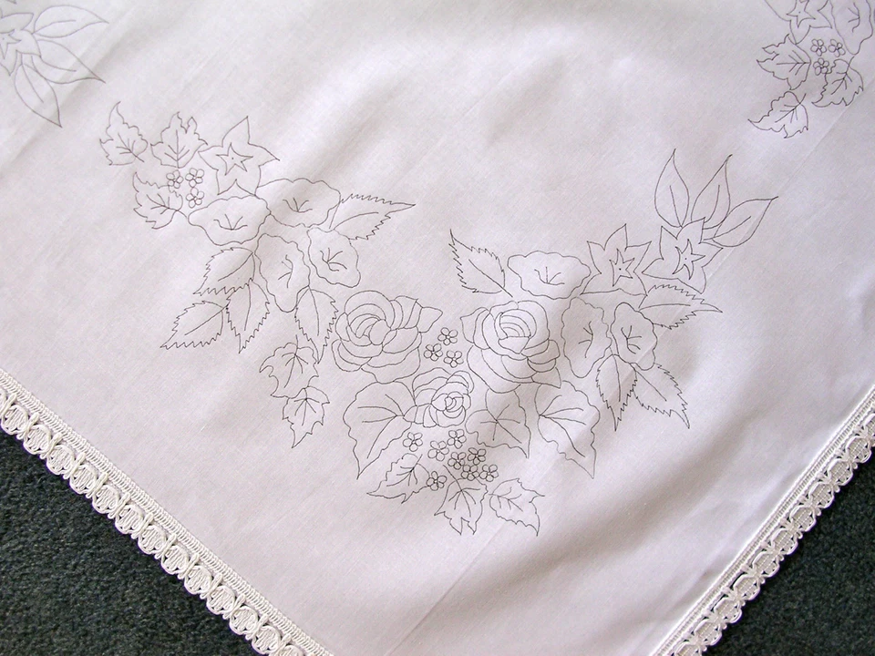 CROSS STITCH STREET Printed tablecloth to embroider Flowers in a Manger lace edge cotton CSOO48