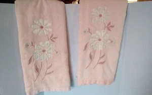 The Avanti Look 2 Full Size Bath Towels Peach Embroidered Flowers Set - Picture 1 of 8